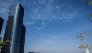 howdoiland-kurtbraunohler-skywriting