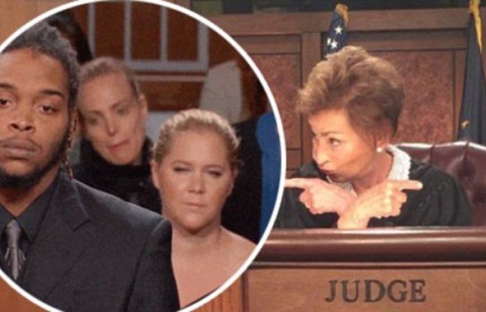 Judge Judy lets Amy Schumer and her sister photobomb her TV courtroom